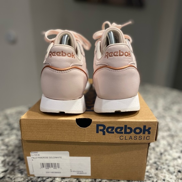 Womens Reebok Classics - Picture 2 of 10